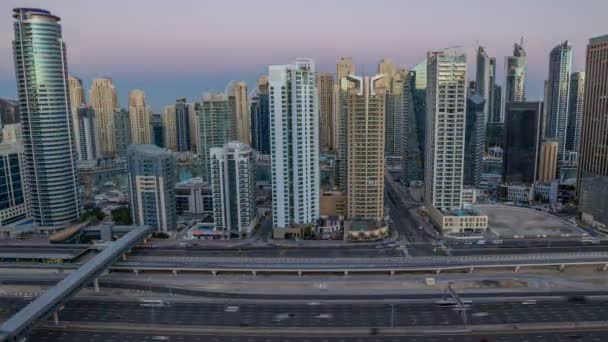Dubai Marina wolkenkrabbers luchtfoto bovenaanzicht tijdens zonsopgang van Jlt in Dubai nacht naar dag timelapse, Uae. — Stockvideo