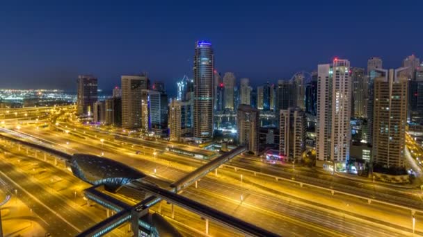 Dubai Marina rascacielos vista aérea antes del amanecer de JLT en Dubai noche al día timelapse, Emiratos Árabes Unidos . — Vídeo de stock