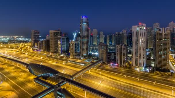 Dubai Marina rascacielos vista aérea antes del amanecer de JLT en Dubai noche al día timelapse, Emiratos Árabes Unidos . — Vídeos de Stock
