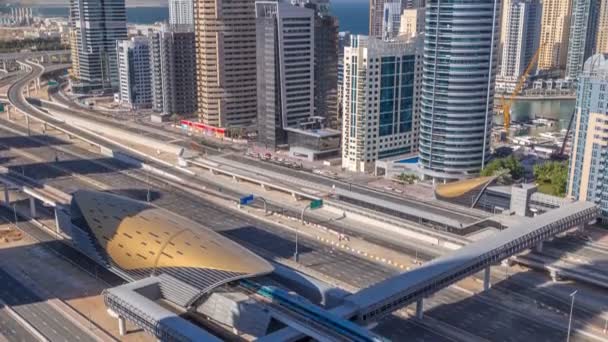 Futuristische gebouw van Dubai metro en tram station en luxe wolkenkrabbers achter timelapse — Stockvideo