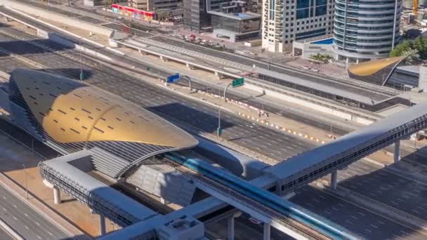 Futurystyczny budynek Dubai metro i tramwaj stacja i luksusowe wieżowce za timelapse — Wideo stockowe