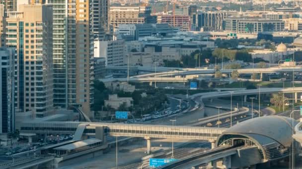Futuristisk byggnad i Dubai metro och spårvagn station och lyxiga skyskrapor bakom timelapse — Stockvideo