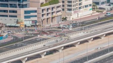 Bir büyük şehir timelapse bir yol kavşak havadan görünümü.