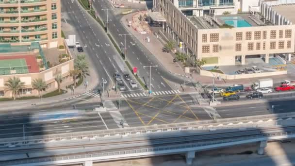 Vue aérienne d'une intersection routière dans une grande ville timelapse . — Video