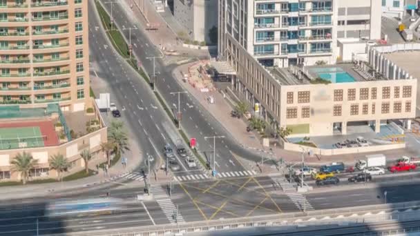 Luchtfoto van een kruising van de weg in een grote stad timelapse. — Stockvideo