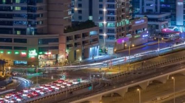 Bir büyük şehir gece timelapse bir yol kavşak havadan görünümü.