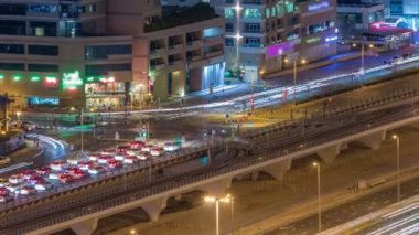 Bir büyük şehir gece timelapse bir yol kavşak havadan görünümü.