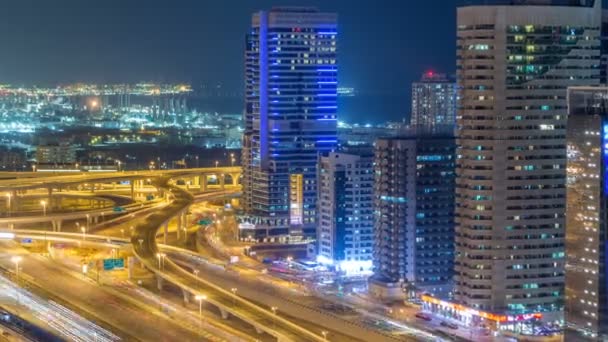 Luchtfoto van een sheikh zayed road kruispunt in een grote stad timelapse. — Stockvideo