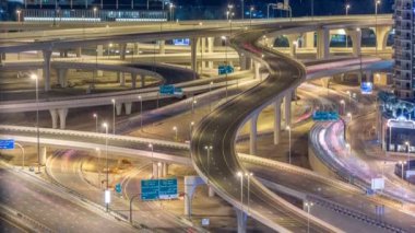 Bir Şeyh zayed yolu kavşak bir büyük şehir timelapse havadan görünümü.