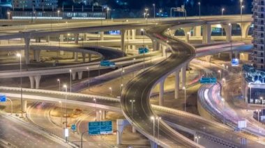 Bir Şeyh zayed yolu kavşak bir büyük şehir timelapse havadan görünümü.