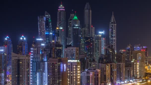 Úžasné obrovské mrakodrapy Dubaj marina timelapse. — Stock video