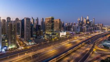 Dubai Yat Limanı Şeyh zayed road panorama gün gece timelapse ışık için trafik ile açmak.