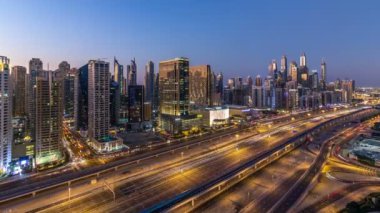 Dubai Yat Limanı Şeyh zayed road panorama gün gece timelapse ışık için trafik ile açmak.