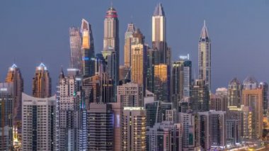 Dubai Yat Limanı Şeyh zayed road panorama gün gece timelapse ışık için trafik ile açmak.