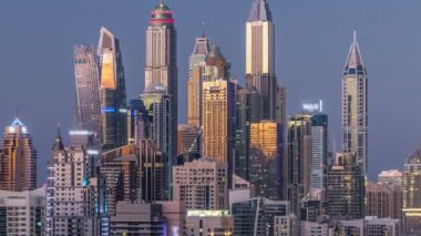 Dubai Yat Limanı Şeyh zayed road panorama gün gece timelapse ışık için trafik ile açmak.