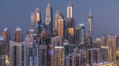 Dubai Yat Limanı Şeyh zayed road panorama gün gece timelapse ışık için trafik ile açmak.