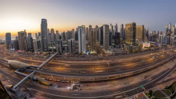 Dubai Yachthafen mit Verkehr auf Scheich-Zayed-Straße-Panorama Tag-Nacht-Zeitraffer-Lichter eingeschaltet. — Stockvideo