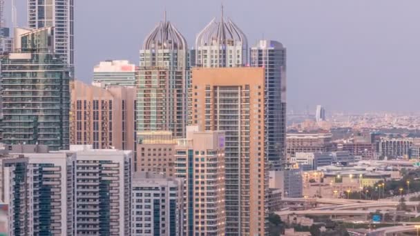 Dubai marina med trafik på sheikh zayed road panorama dag till natt timelapse ljus slå på. — Stockvideo