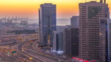 Dubai Yat Limanı Şeyh zayed road panorama gün gece timelapse ışık için trafik ile açmak.