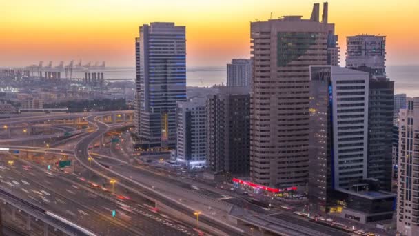 Dubai marina con el tráfico en sheikh zayed panorama de carreteras día a noche timelapse luces se encienden . — Vídeos de Stock