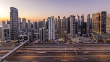 Dubai Yat Limanı Şeyh zayed road panorama gün gece geçiş timelapse ışık için trafik ile açın. Gökdelenler, BAE gece aydınlatma. Hava Jlt görünümünden