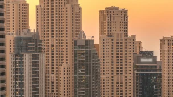 Dubai marina e JBR twers panorama giorno alla notte timelapse luci accendono . — Video Stock