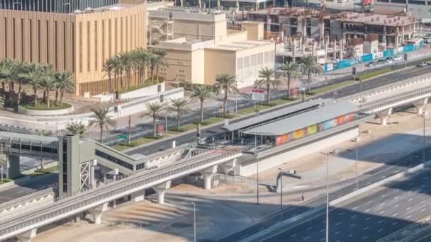 Luchtfoto van Dubai Tram in Dubai marina timelapse. — Stockvideo