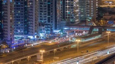 Hava Dubai tramvay görünümünde Dubai marina gece timelapse.