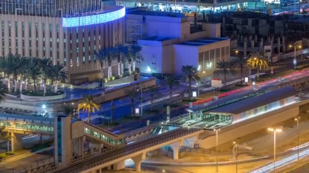 Luchtfoto van Dubai Tram in Dubai marina nacht timelapse. — Stockvideo