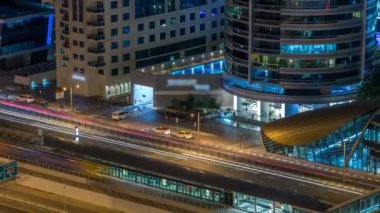 Hava Dubai tramvay görünümünde Dubai marina gece timelapse.