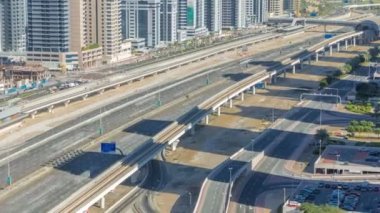 Dubai Yat Limanı ve Jumeirah Lakes Towers ilçeleri timelapse trafikte Şeyh Zayed yolu