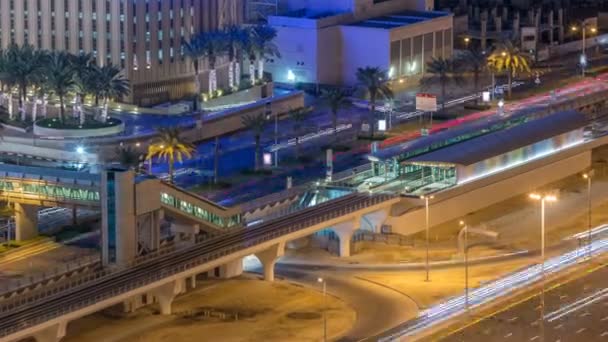 Luchtfoto van Dubai Tram in Dubai marina nacht timelapse. — Stockvideo