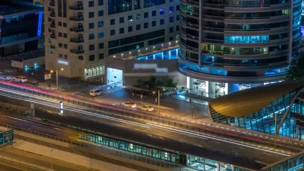 Luchtfoto van Dubai Tram in Dubai marina nacht timelapse. — Stockvideo