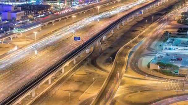 谢赫扎耶德路交通在迪拜码头和朱美拉湖塔区夜间时光流逝 — 图库视频影像