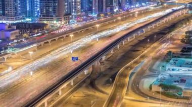 Dubai Yat Limanı ve Jumeirah Lakes Towers ilçe gece timelapse trafikte Şeyh Zayed yolu