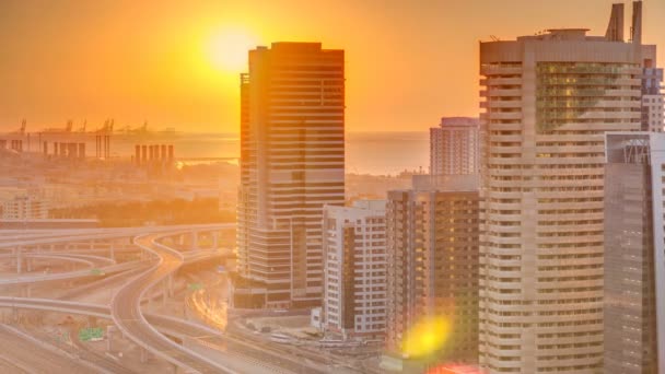 Dubai Marina con colorido atardecer en Dubai timelapse aéreo, Emiratos Árabes Unidos — Vídeos de Stock