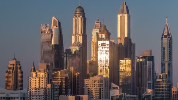 Dubai Marina torens tijdens zonsondergang luchtfoto timelapse, Verenigde Arabische Emiraten — Stockvideo