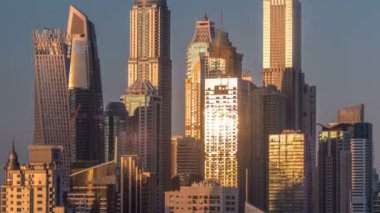 Dubai Yat Limanı kuleleri sırasında günbatımı hava timelapse, Birleşik Arap Emirlikleri