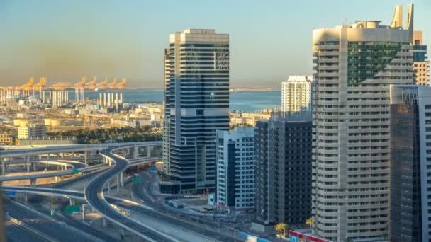 Dubai Marina rascacielos vista aérea al amanecer desde JLT en Dubai timelapse, Emiratos Árabes Unidos . — Vídeo de stock