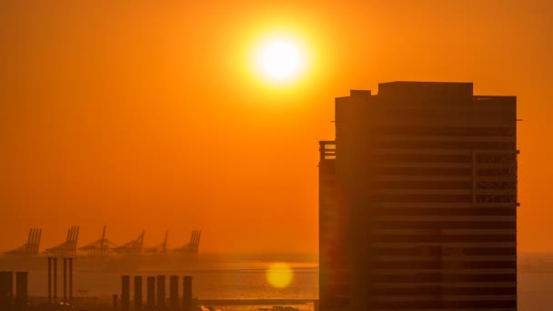 ドバイ航空タイムラプス、アラブ首長国連邦のカラフルな夕日とドバイ マリーナ — ストック動画