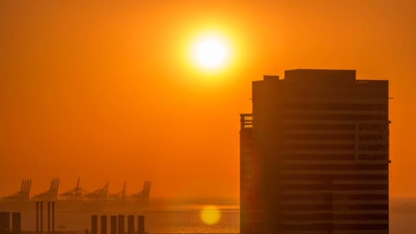 Dubai Marina con colorido atardecer en Dubai timelapse aéreo, Emiratos Árabes Unidos — Vídeo de stock