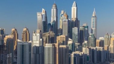 Dubai Yat Limanı kuleleri sırasında günbatımı hava timelapse, Birleşik Arap Emirlikleri