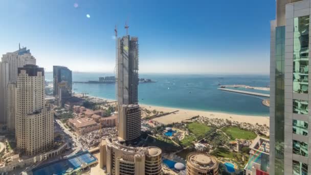 近代的な高層ビルとドバイ、アラブ首長国連邦のジュメイラ ビーチ レジデンス Jbr タイムラプスでビーチの空撮 — ストック動画