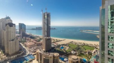 Modern gökdelenler ve Jumeirah Beach Residence Jbr timelapse Dubai, BAE kumsalda havadan görünümü
