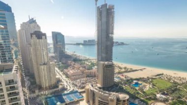 Modern gökdelenler ve Jumeirah Beach Residence Jbr timelapse Dubai, BAE kumsalda havadan görünümü