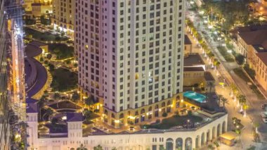 Modern gökdelenler ve Jumeirah Beach Residence Jbr gece timelapse Dubai, BAE kumsalda havadan görünümü