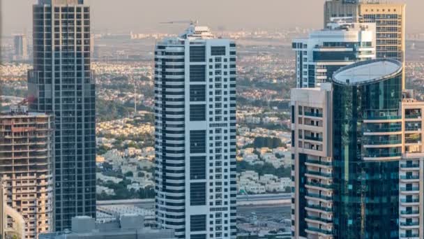 Dubai marina y JLT rascacielos horizonte aéreo durante la puesta del sol timelapse . — Vídeo de stock