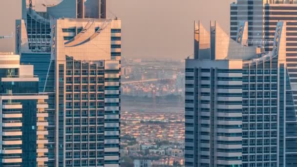 Dubai marina och Jlt skyskrapor antenn skyline under solnedgången timelapse. — Stockvideo