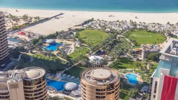 Widok z lotu ptaka nowoczesnych drapaczy chmur i plaży Jumeirah Beach Residence Jbr timelapse w Dubai, Zjednoczone Emiraty Arabskie — Wideo stockowe