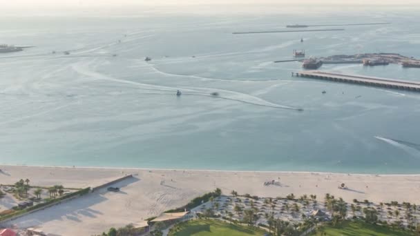 Widok z lotu ptaka nowoczesnych drapaczy chmur i plaży Jumeirah Beach Residence Jbr timelapse w Dubai, Zjednoczone Emiraty Arabskie — Wideo stockowe